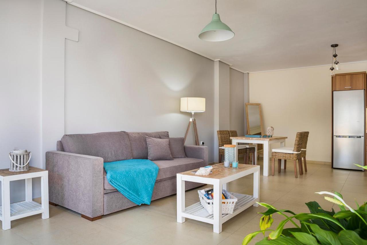 Apartment Lilly, Apartment With Communal Pool, 10 Meters From Sea Sami  Dış mekan fotoğraf
